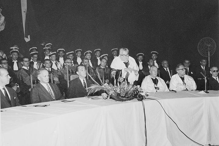 Mesa de honra da sessÃ£o solene de instalaÃ§Ã£o da Universidade do ParÃ¡, que ocorreu no dia 31 de janeiro de 1959, no Theatro da Paz. Acervo Museu da UFPA.